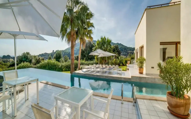 Spacious Villa With Infinity Pool