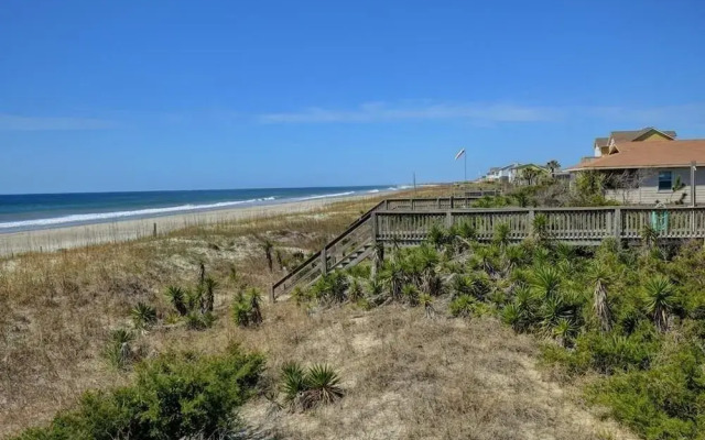 R & R By The Sea 4 Bedroom Home by RedAwning