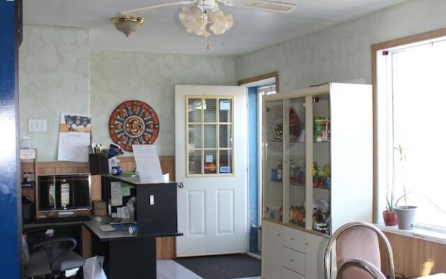 Raval Paradise Motel & RV Park