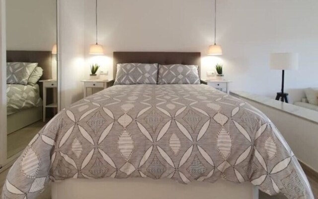 Modern Studio Apartment, Sea and Garden Views