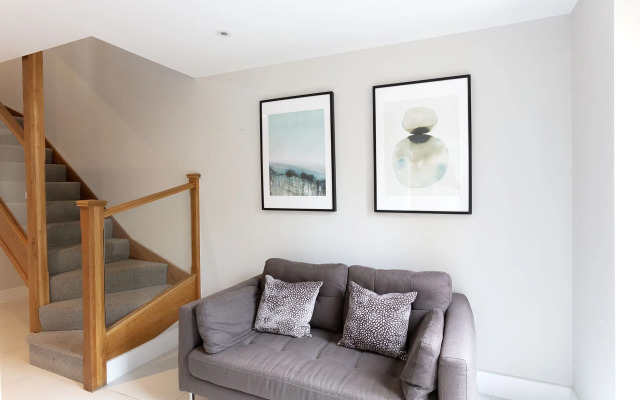 Immaculate Central Windsor Town House