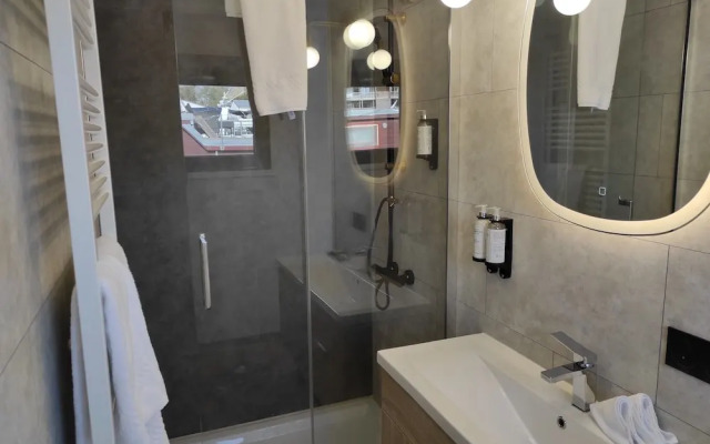 Un Moment Suspendu Pour Couple : Houseboat « Trampoline sur Leau »