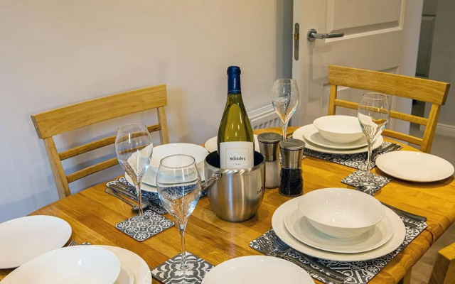 Hedgefield House - Serene Top Floor Flat