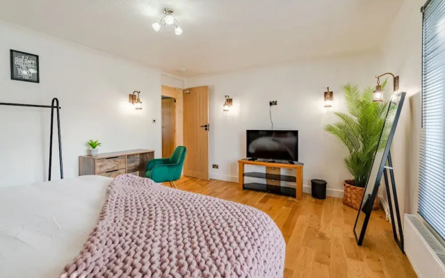 Upscale 2 Bed & Bath Flat in Newport