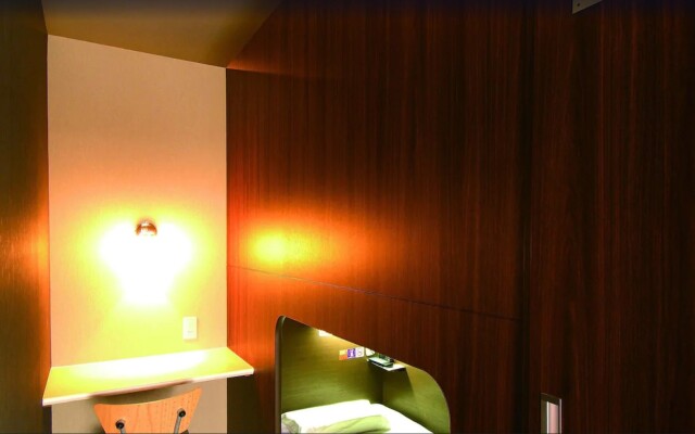 Nikoh Capsule Hotel Refre - Hostel - Caters to Men