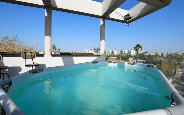 Luxurious Penthouse in Tel Aviv with Pool