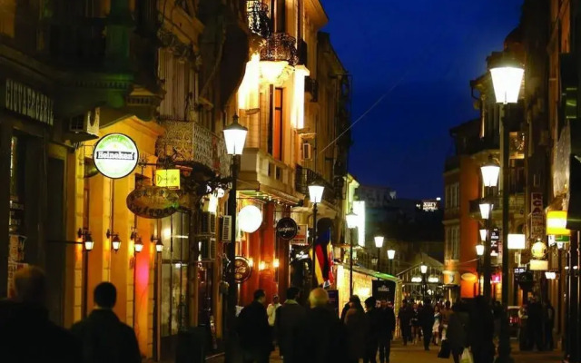 Redlotus Accommodation-Old City Inter