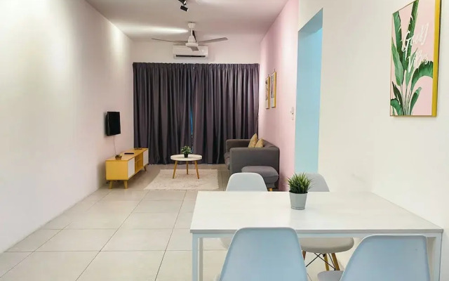 Comfy 3-Bedrooms Apartment at Meritus Residensi