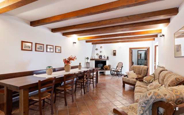 Delightful Villa in Varano with Fireplace
