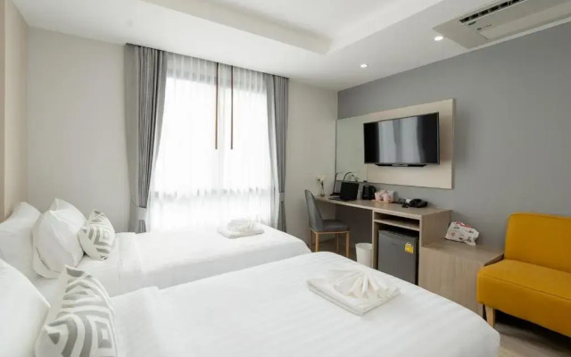 The Riski Hotel at Bangphlat Station