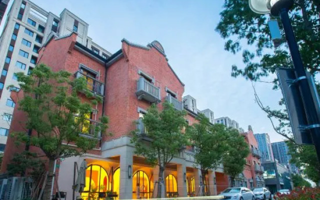 Shanghai July Light Luxury Hotel