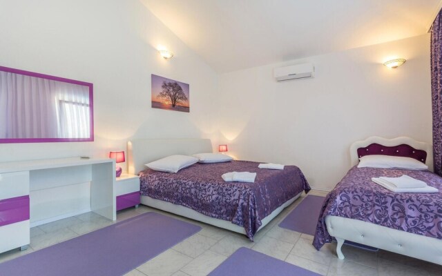Beautiful Home in Perci With Wifi and 4 Bedrooms