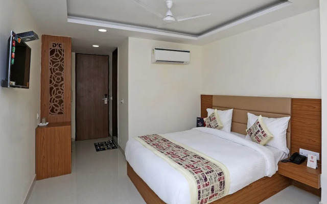 OYO 12674 Hotel Decent Palace