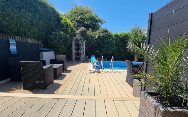 Beautiful apartment with private pool near Tenby