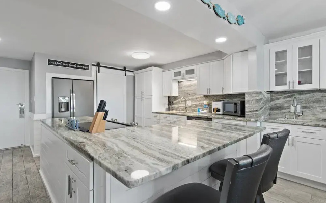 Shoreline Towers 3033
