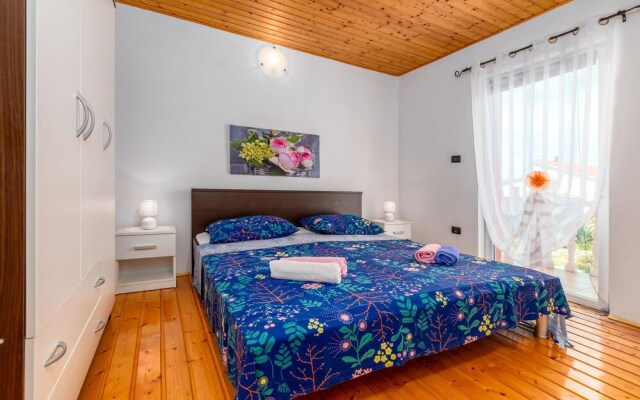 Beautiful Home in Sisan With Wifi and 4 Bedrooms