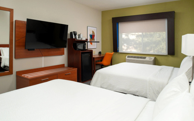 Holiday Inn Express Farmington - Bloomfield by IHG
