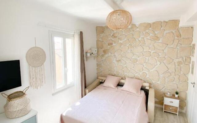 Studio terrasse Sanary centre ville rue piétonne