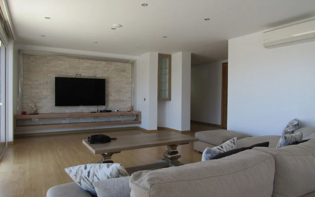 Luxury Villa with pool in a quiet area.