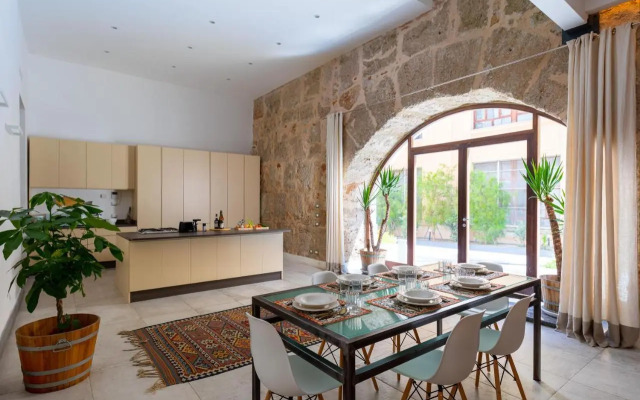 Valverde Art Space Loft by DomuSicily
