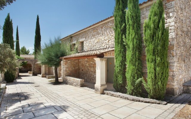 Neat Apartment With AC, 3 km. Form the Centre of Gordes