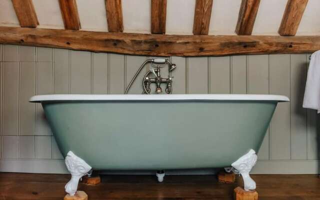 Lavish Tudor Hall Gardens - Sleeps 14