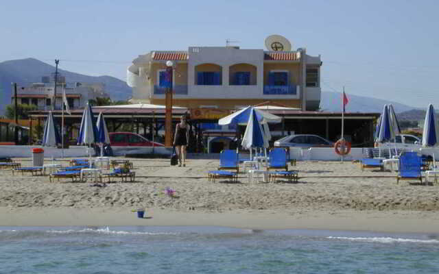 Mikes Beach Apartments & Studios