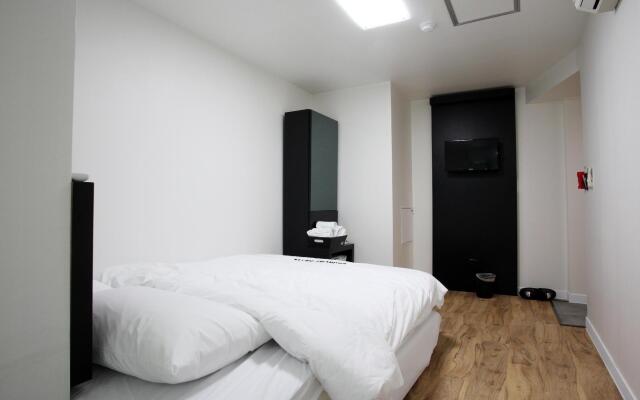 Ekonomy Hotel Myeongdong Central