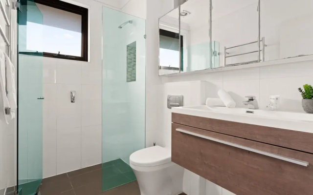 Pristine 2-bed With Expansive Beach Views