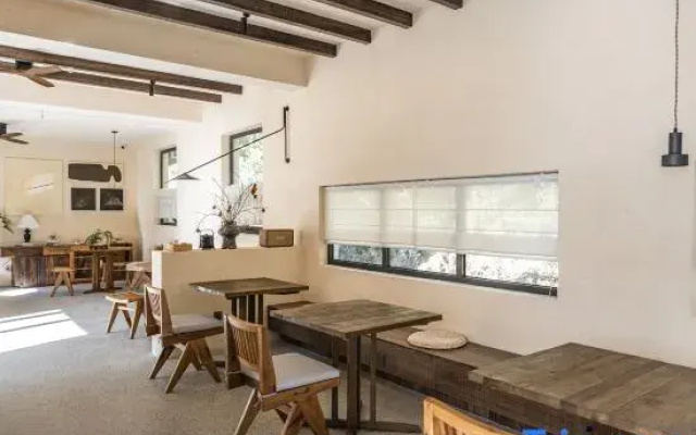Yiliangfeng Mountain View Vacation Homestay (Longmen Mountain Apricot Plum Peak Scenic Area Branch)