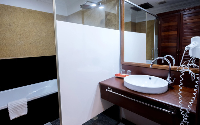 The Suite By Royal Crown Hotel