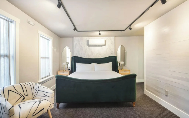 Grand Maloney Hotel
