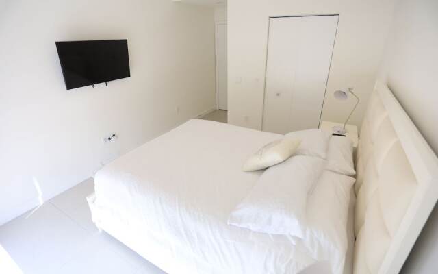 King Bed Full Service Apt