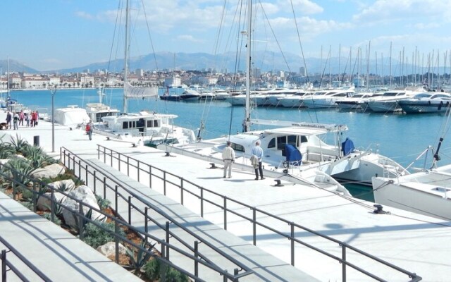 Modern apt Close to Znjan Beach, With big Terrace