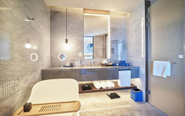 HUALUXE Nanjing Yangtze River by IHG