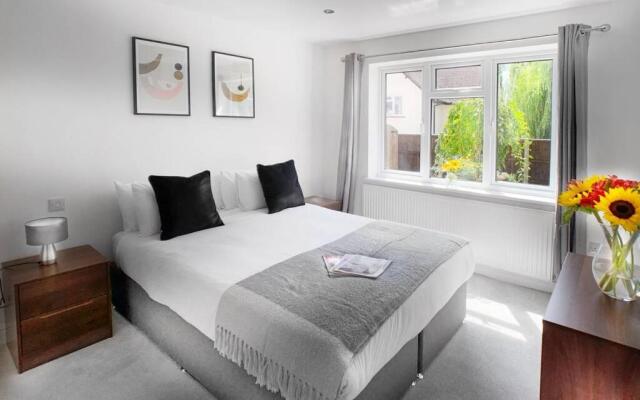 Sunninghill Village - 2 Bed - Parking and garden