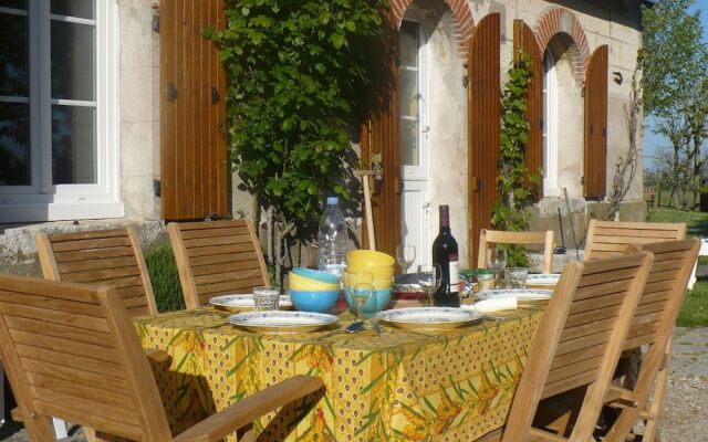 Luxurious Holiday Home in Montrichard with Pool