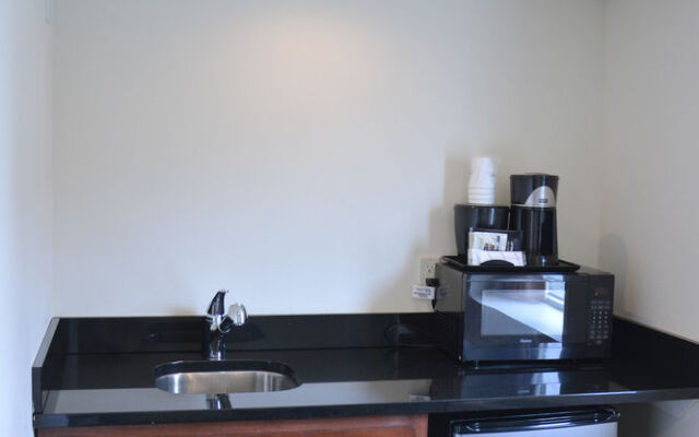 Days Inn & Suites Milwaukee