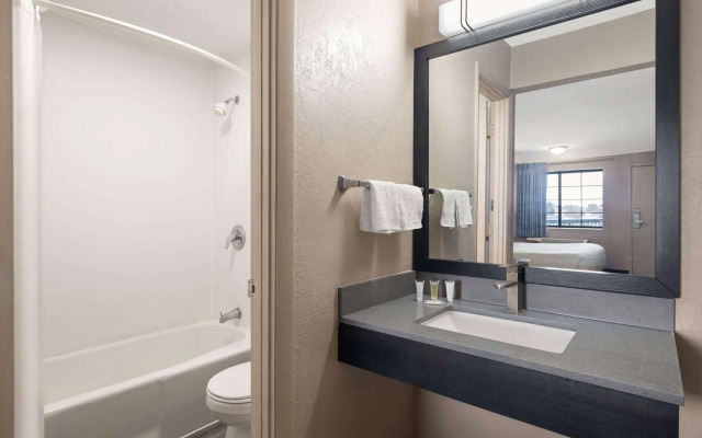 Days Inn & Suites by Wyndham Kokomo