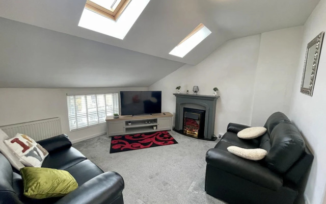 Impeccable 2-bed Apartment in Scarborough