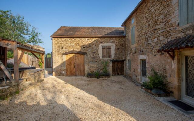 Rustic Holiday Home in Loubejac with Jacuzzi