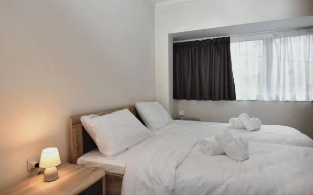2 bedroom, central and spacious with sea view