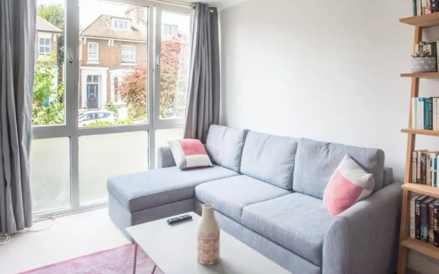 Sunny and Bright 1 Bed Apartment in London