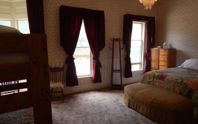 Mine Shaft Inn Hotel & Hostel