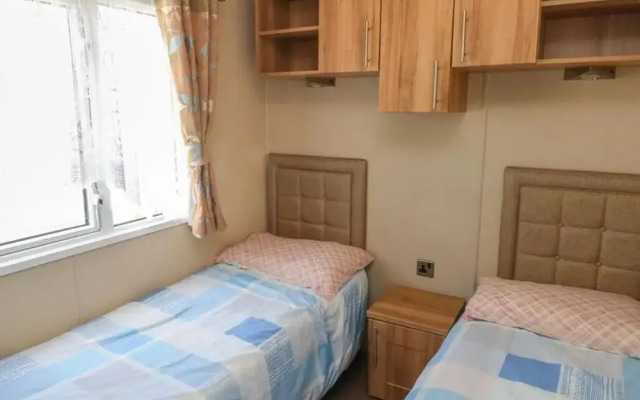 Caravansleeps6-freeparking-quietretreat-nature