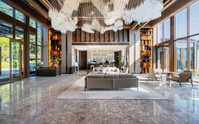 Clouds Villa – Lobby – Dali