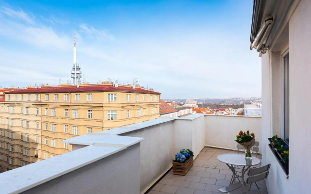 BRIGHT CHARMING Apt with TERRACE, PARKING & AirCo.