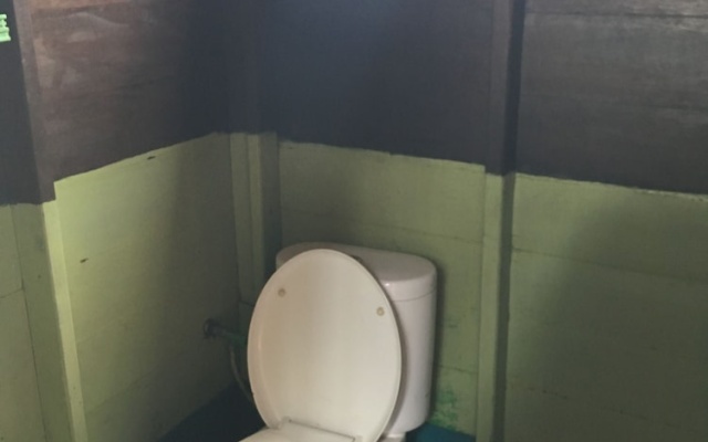 Houseboat Bee Kelotok – Bathroom – Kumai Hilir