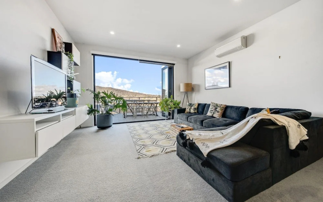 Mountain View City Center Apartment With BBQ – Guest Rooms – Braddon