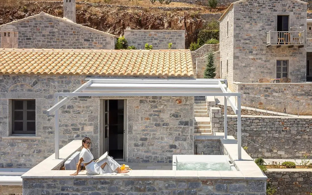 Trapela Limeni Luxury Suites